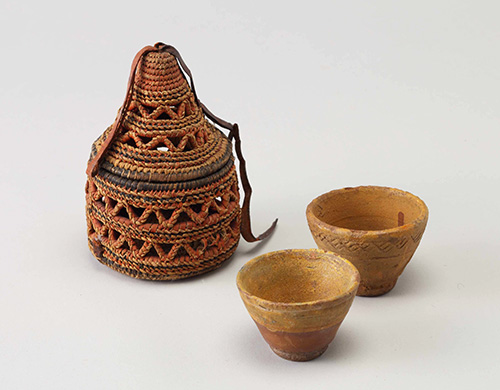 Portable coffee cup holder and pottery coffee cup
